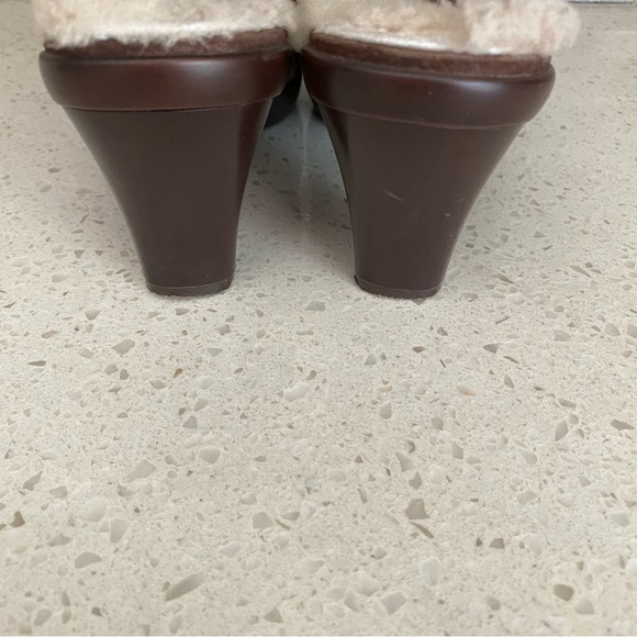 UGG women’s leather upper clog sandals size 7.5 sherpa lining - Picture 5 of 9